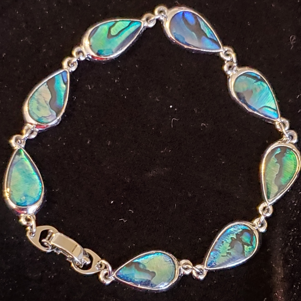 Silvertone pua shell tear drop bracelet 7 1/2 inches